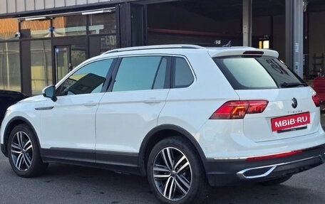 Volkswagen Tiguan II, 2021 год, 2 600 000 рублей, 2 фотография