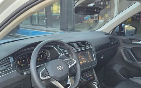 Volkswagen Tiguan II, 2021 год, 2 600 000 рублей, 6 фотография