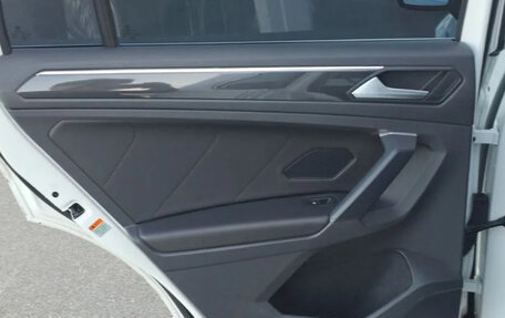 Volkswagen Tiguan II, 2021 год, 2 600 000 рублей, 17 фотография