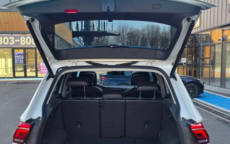 Volkswagen Tiguan II, 2021 год, 2 600 000 рублей, 15 фотография