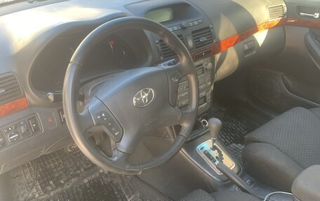 Toyota Avensis III рестайлинг, 2004 год, 550 000 рублей, 1 фотография