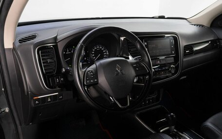 Mitsubishi Outlander III рестайлинг 3, 2018 год, 2 595 000 рублей, 10 фотография