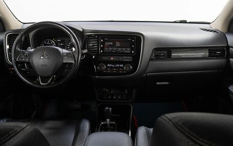 Mitsubishi Outlander III рестайлинг 3, 2018 год, 2 595 000 рублей, 22 фотография