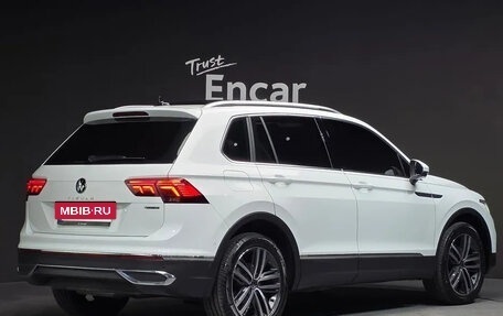 Volkswagen Tiguan II, 2022 год, 2 460 007 рублей, 2 фотография