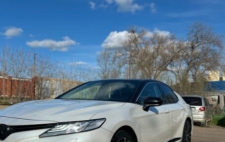 Toyota Camry, 2020 год, 3 200 000 рублей, 2 фотография