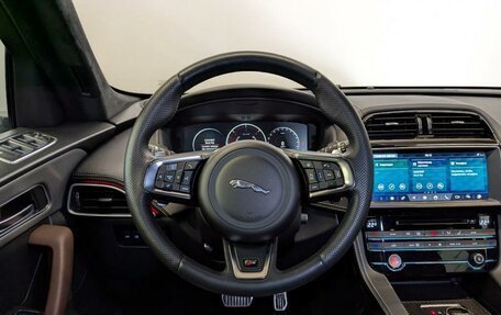 Jaguar F-Pace, 2016 год, 2 750 000 рублей, 21 фотография