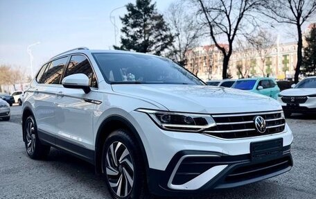 Volkswagen Tiguan II, 2022 год, 2 430 000 рублей, 2 фотография