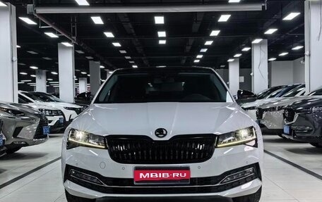 Skoda Superb III рестайлинг, 2021 год, 1 900 000 рублей, 2 фотография