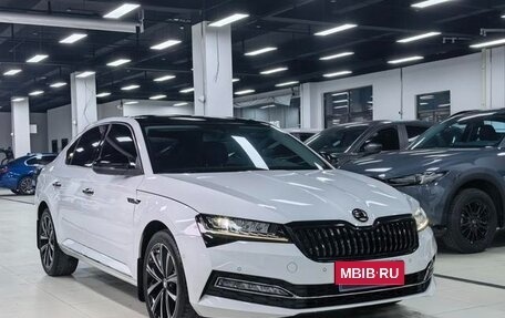 Skoda Superb III рестайлинг, 2021 год, 1 900 000 рублей, 3 фотография