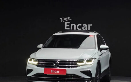 Volkswagen Tiguan II, 2023 год, 3 030 000 рублей, 3 фотография