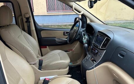 Hyundai H-1 II рестайлинг, 2018 год, 2 900 000 рублей, 16 фотография