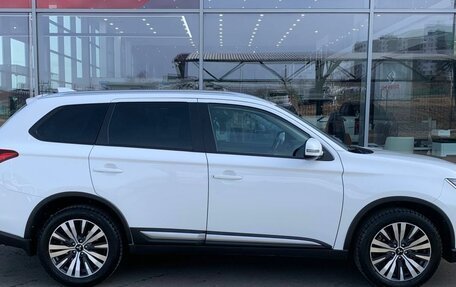 Mitsubishi Outlander III рестайлинг 3, 2021 год, 2 790 000 рублей, 6 фотография