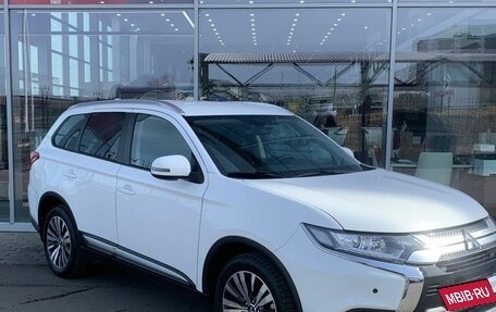 Mitsubishi Outlander III рестайлинг 3, 2021 год, 2 790 000 рублей, 5 фотография