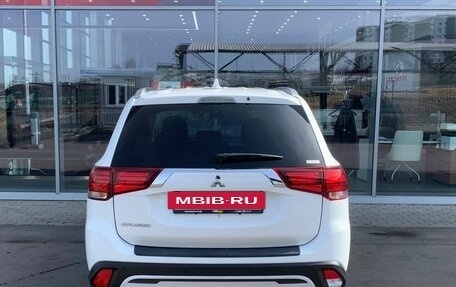 Mitsubishi Outlander III рестайлинг 3, 2021 год, 2 790 000 рублей, 8 фотография