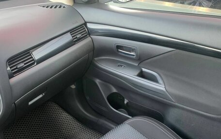 Mitsubishi Outlander III рестайлинг 3, 2021 год, 2 790 000 рублей, 20 фотография