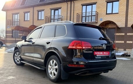 Volkswagen Touareg III, 2011 год, 1 720 000 рублей, 2 фотография