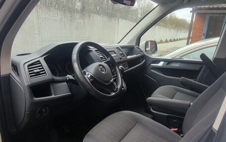 Volkswagen Caravelle T6 рестайлинг, 2017 год, 2 700 000 рублей, 5 фотография