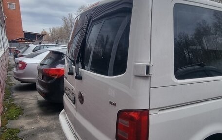 Volkswagen Caravelle T6 рестайлинг, 2017 год, 2 700 000 рублей, 4 фотография