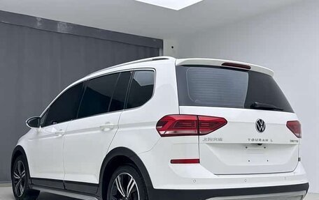 Volkswagen Touran III, 2022 год, 2 190 000 рублей, 4 фотография
