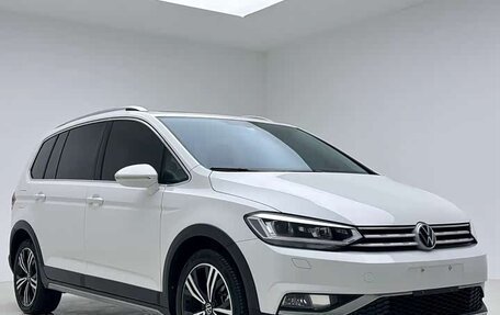 Volkswagen Touran III, 2022 год, 2 190 000 рублей, 3 фотография