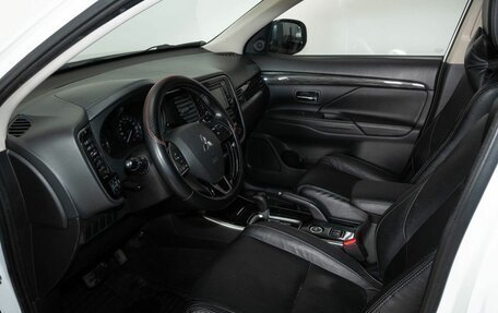 Mitsubishi Outlander III рестайлинг 3, 2017 год, 1 900 000 рублей, 5 фотография