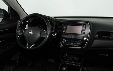 Mitsubishi Outlander III рестайлинг 3, 2017 год, 1 900 000 рублей, 13 фотография