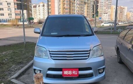 Toyota Noah III, 2005 год, 850 000 рублей, 2 фотография