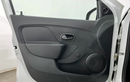 Renault Logan II, 2017 год, 800 000 рублей, 18 фотография