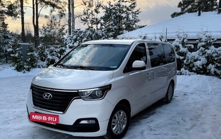 Hyundai H-1 II рестайлинг, 2019 год, 2 550 000 рублей, 2 фотография
