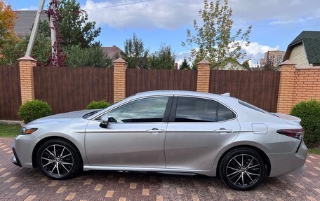 Toyota Camry, 2022 год, 3 100 000 рублей, 2 фотография