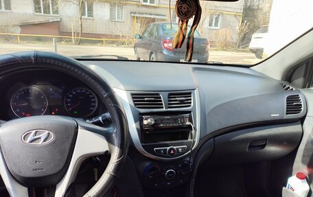 Hyundai Solaris II рестайлинг, 2013 год, 499 999 рублей, 24 фотография