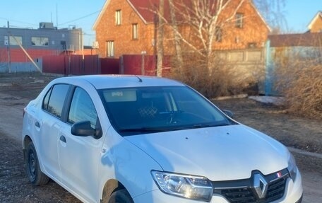 Renault Logan II, 2018 год, 900 000 рублей, 3 фотография