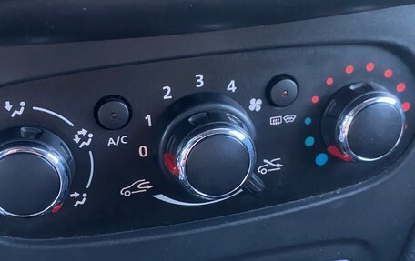 Renault Logan II, 2018 год, 900 000 рублей, 11 фотография