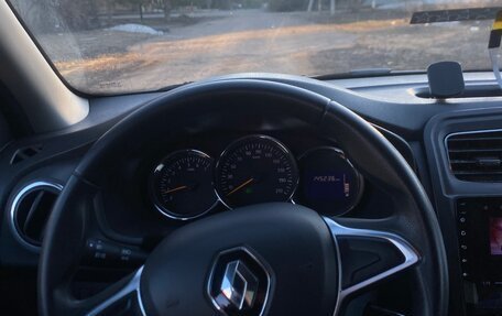 Renault Logan II, 2018 год, 900 000 рублей, 9 фотография