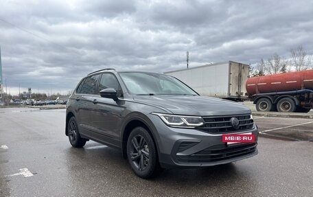 Volkswagen Tiguan II, 2021 год, 2 350 000 рублей, 2 фотография