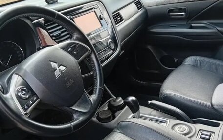 Mitsubishi Outlander III рестайлинг 3, 2014 год, 1 650 000 рублей, 2 фотография