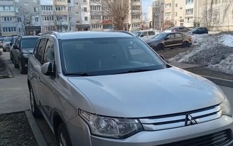 Mitsubishi Outlander III рестайлинг 3, 2014 год, 1 650 000 рублей, 4 фотография