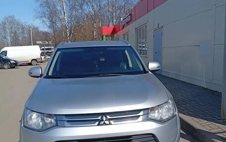 Mitsubishi Outlander III рестайлинг 3, 2014 год, 1 650 000 рублей, 6 фотография