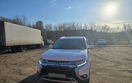 Mitsubishi Outlander III рестайлинг 3, 2019 год, 2 050 000 рублей, 3 фотография