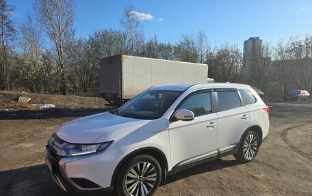 Mitsubishi Outlander III рестайлинг 3, 2019 год, 2 050 000 рублей, 2 фотография