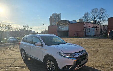 Mitsubishi Outlander III рестайлинг 3, 2019 год, 2 050 000 рублей, 4 фотография