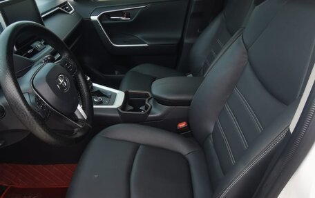 Toyota RAV4, 2023 год, 4 700 000 рублей, 4 фотография