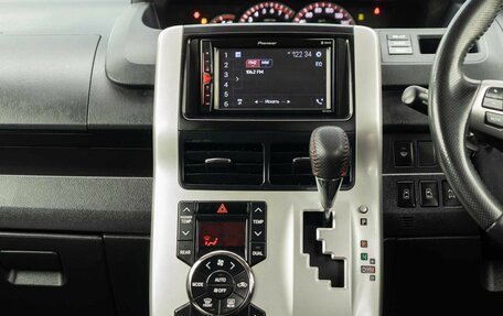 Toyota Voxy II, 2011 год, 1 450 000 рублей, 14 фотография