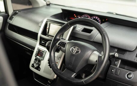 Toyota Voxy II, 2011 год, 1 450 000 рублей, 11 фотография