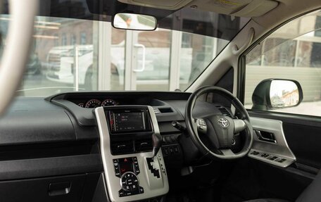 Toyota Voxy II, 2011 год, 1 450 000 рублей, 10 фотография