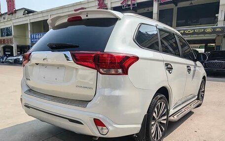 Mitsubishi Outlander III рестайлинг 3, 2019 год, 1 710 000 рублей, 4 фотография