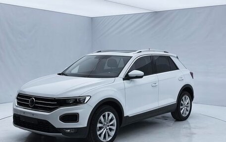 Volkswagen T-Roc I, 2022 год, 1 587 000 рублей, 1 фотография