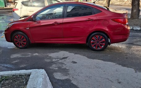 Hyundai Solaris II рестайлинг, 2013 год, 800 000 рублей, 1 фотография