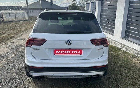 Volkswagen Tiguan II, 2018 год, 2 690 000 рублей, 2 фотография