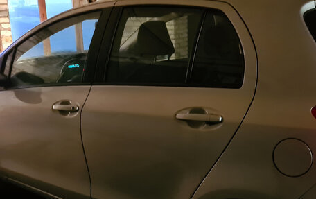 Toyota Yaris III рестайлинг, 2008 год, 750 000 рублей, 3 фотография